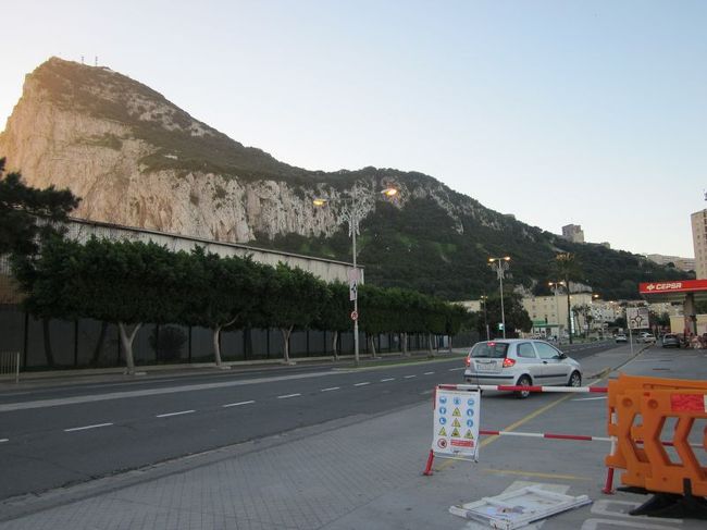 ザ・ロックのふもとをさらに進んでいきます。