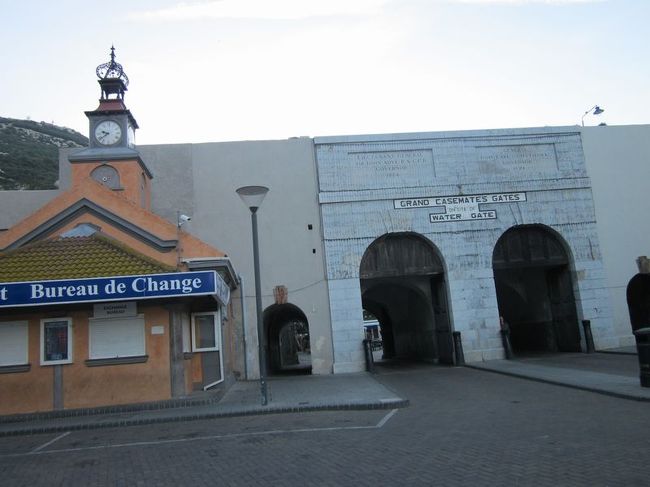 この門をくぐると、街の中心部です。