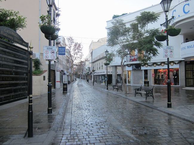 メインストリートを歩いていきます。