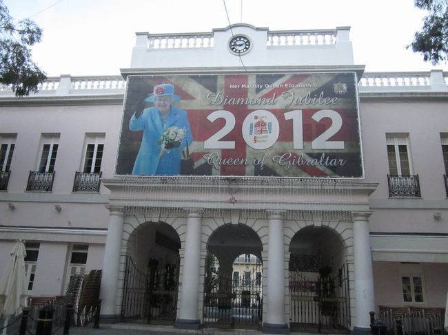 エリザベス女王が描かれています。