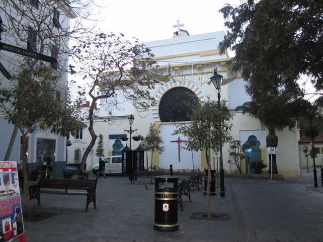 教会と手前のゴミ箱が妙にマッチしています。