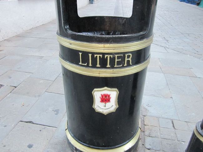 ゴミ箱にはジブラルタルの紋章が描かれていました。