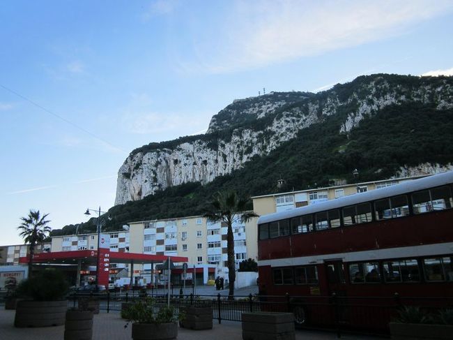 ザ・ロックの麓を2階建バスが通過していきます。
