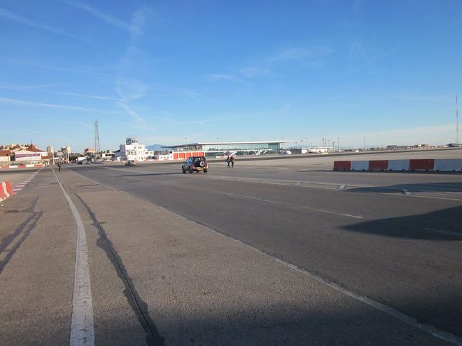 再度、滑走路を渡ると国境です。