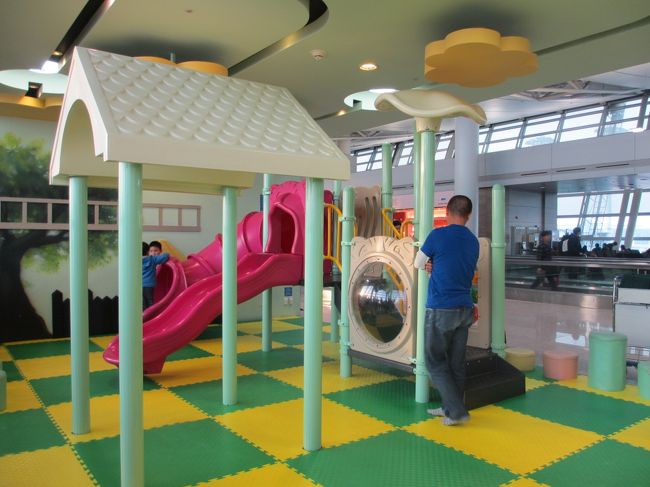 搭乗時間が過ぎていますが多くの人が並んでいるのでギリギリまで遊んでもらいましょう