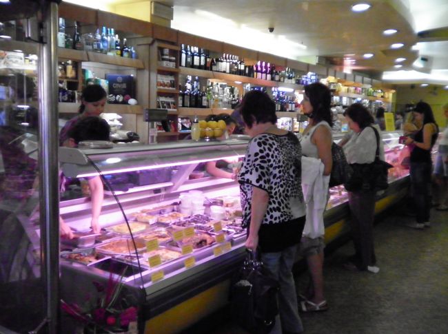 この通りのいき付けのお惣菜屋さんです。<br />（Vitex90)<br /><br />今日のランチはここで調達です。<br />