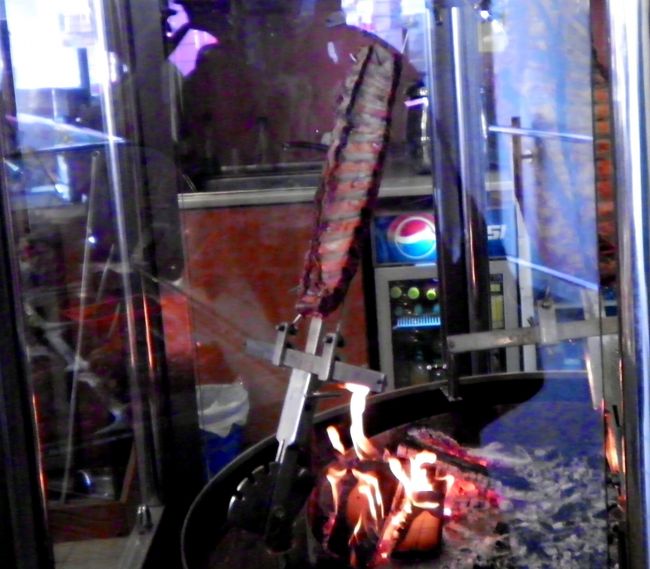 ここの串焼き肉のデモンストレーションは、ホント、食べたくなります。<br /><br />つい、見とれ、焼肉を買ってしまいます。<br />サラダは豊富にあります。