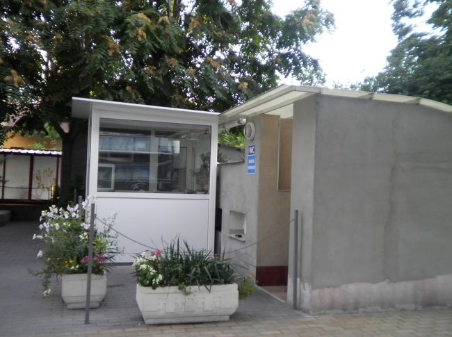 夕方６時ころにバスターミナル着。<br /><br />コレ、ターミナルのトイレ。<br />ﾊﾟｰﾄﾅｰは移動前になると、緊張するせいか？トイレが近くなります。<br />それで、このトイレは良く利用しているのです。<br />有料で０．３レヴァ（１５円）<br />ガラス箱の中に管理人のおばあさんが居ます。