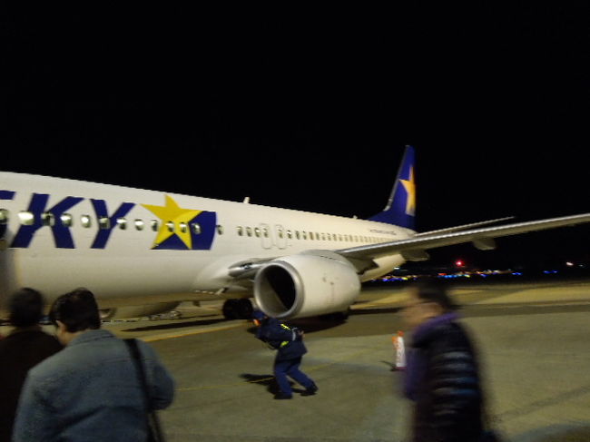 ＬＣＣ？なのでよく言えばオープンデッキ。早い話が沖止め。<br />バスで機体のそばまで行き、タラップで搭乗です。