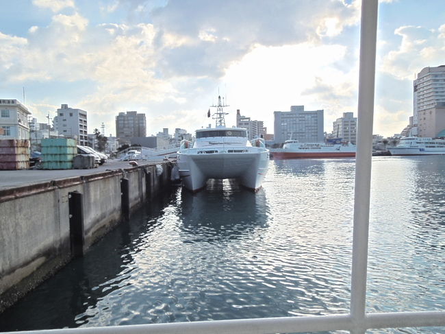 高速船のリアデッキから同型船を撮ってみる。双胴船なことがよくわかる。