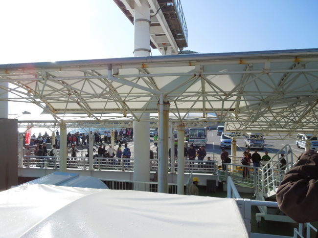 前日は島でマラソン大会があったので港は帰る人でいっぱいでした。