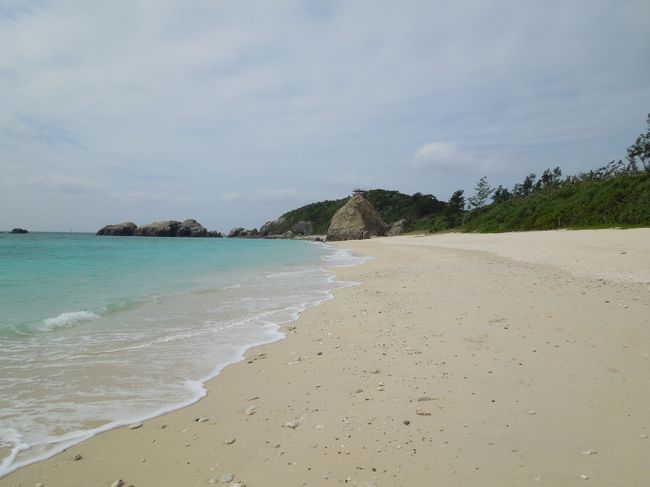 阿波連ビーチ。オフシーズンなので誰もいません。（たぶん）<br />貸切プライベートビーチ状態。海岸の奥には・・・。