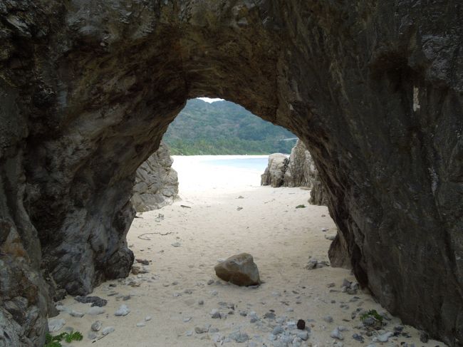 自然に出来た？トンネルがありました。