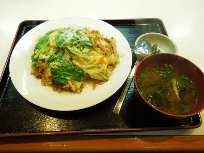 夕食は58号沿いの定食屋さんでちゃんぽん定食。めんではなくご飯の上にのっているのが沖縄流？！。