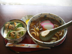 まだ11時過ぎと少し早いですが昼食にします。注文したのはカレーうどんとここの名物「あさり丼」。