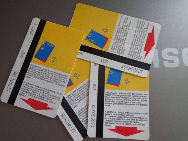 北駅からプレメトロでグランプラス最寄のBourse駅まで移動。ここからグランプラスを目指そうとしたのですが，<br /><br />人人人。人人人。おまけに超尿臭い！<br /><br />なんか市民マラソン大会みたいのが開かれているようです。最悪のタイミング。人人人の波に溺れ，心の中で周囲に毒づきながらもグランプラスに辿り着いたのですが，ここも人人人。暑いし，もう無理。