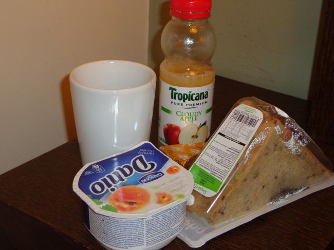 カルフールエクスプレスで購入した朝食一式。