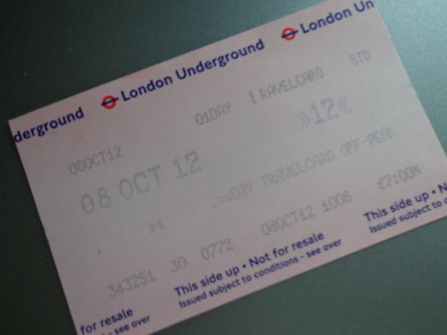 セントパンクラス駅でTubeの１，２ゾーン用１日乗車券を購入。