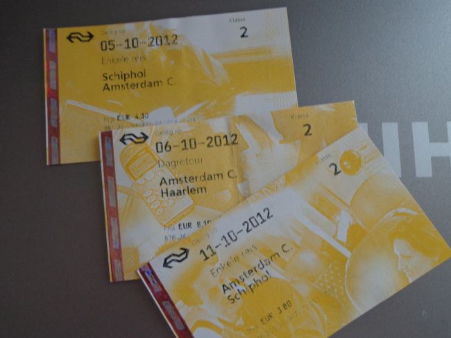 午前中はハールレム観光，午後にアムステルダムを軽く観光，の予定。<br /><br />し・か・し！<br /><br />アムステルダム中央駅の窓口でチケット購入後，「今日はハールレムまでのサービスはないので，Amsterdam Sなんとか駅で代替バスに乗り換えて下さいね」との事。一応Amsterdam S　駅までは行って駅前で代替バスも見つけたけど，寒いし腹具合も心配だったため，ハールレム行は諦めました。