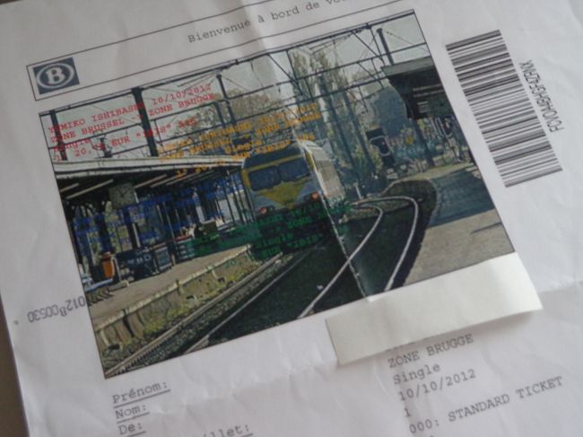 事前にベルギー国鉄のサイトで購入していたブルージュまでのチケット。<br /><br />実は最初はゲントも行くつもりだったため，途中下車が可能なＶＩＡチケットです。４トラでチケット売場で駅員さんに意味が通じずＶＩＡチケットを購入できなかったという方がいらっしゃいますが，行かれる日付が決まっているのなら，ＷＥＢで購入すれば確実です。