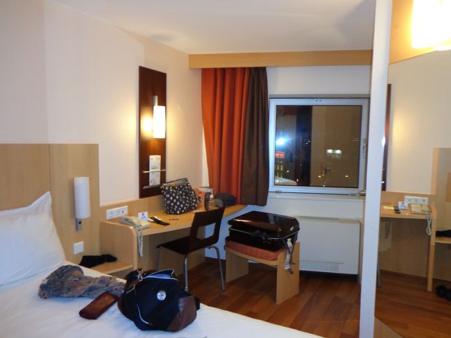 アムステルダムでの宿は，「Ibis centraal station」。その名の通り，駅出口から徒歩2分程。<br /><br />広さは十分。TVのつけ方が最後まで判りませんでした。