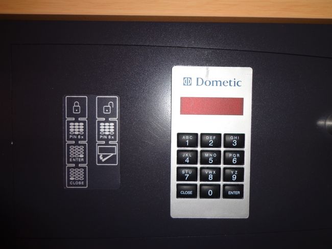 セーフティボックスの暗証番号はなんと6桁。最初理解できず，5分程格闘しました。