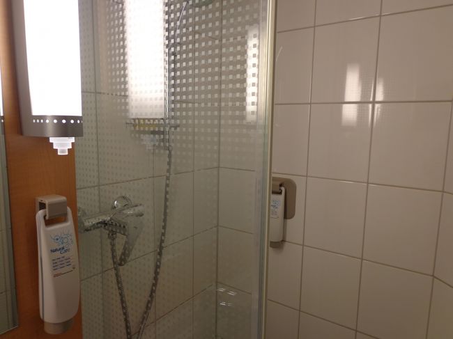 シャワーのみ。水量は日本に比べると勢いがなかったけど，ヨーロッパだったらこんなもんでしょう。シャワーブースの水はけが少々悪かったです。