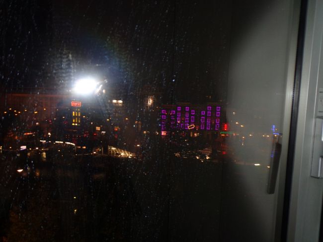 部屋からのアムステルダムの夜景。