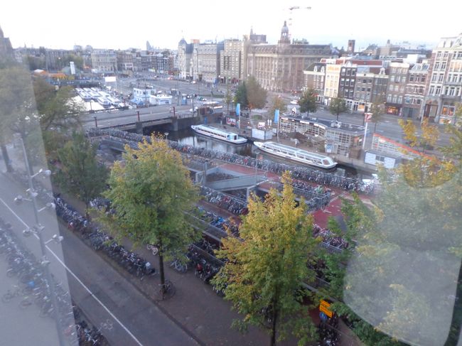 朝のホテル前。