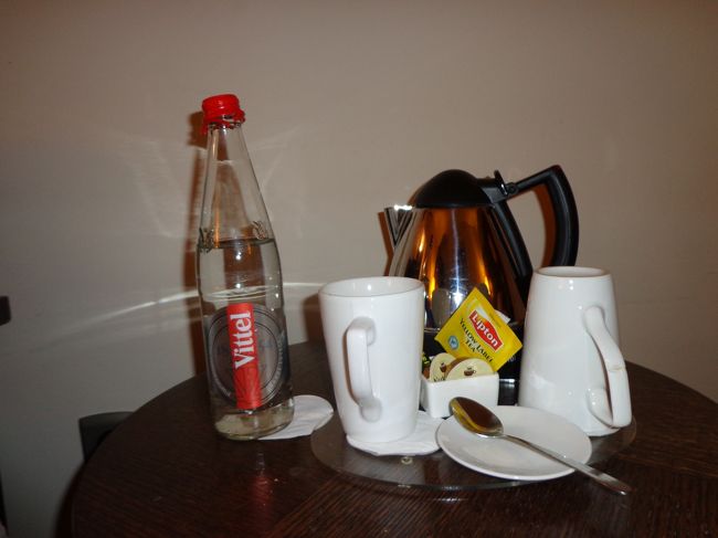 アメリカ系のホテルらしく，ティーセット装備。シトラス風味の緑茶なるものもありました(緑茶の味が全くしない)。<br />