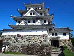 現在の天守閣は４層５階建の木造再建天守で、同じ岐阜県にある大垣城を模したものだそうです。