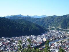 そして…天守閣からは郡上八幡の城下町が一望の下に！
四方を山に囲まれ、真ん中を吉田川が貫かれた郡上八幡の町の特徴がよく分かります。