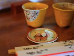 11：00　忍野村　天祥庵

忍野八海から1km程、手打ちのお蕎麦屋さん。
手前はサービスの蕎麦クッキー。

駐車場有り