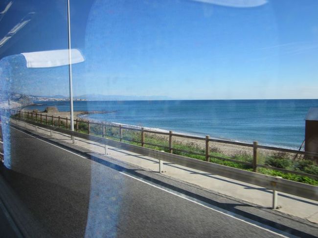 昨夜、マラガからアルヘシラスに移動した際は真っ暗で何も見えませんでしたが、きょうは“太陽の海岸”を右手に望むことができます。<br /><br />