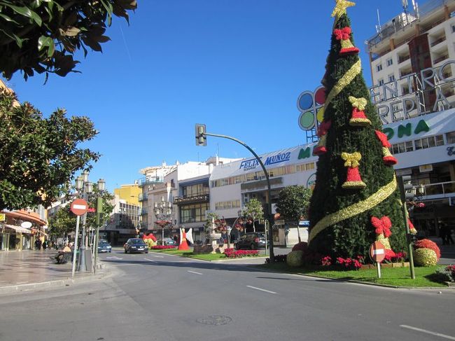 バス停留所からしばらく歩くと、街のヘソとなるコスタ・デル・ソル広場です。<br /><br />