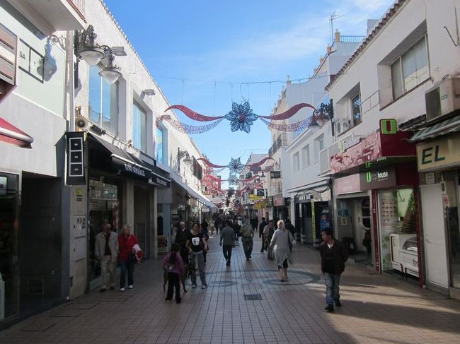 海岸に続く目抜き通りのサン・ミゲル通りをぬけてゆきます。