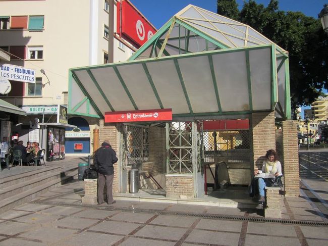 スペイン国鉄(Renfe）の駅は、地下にあります。