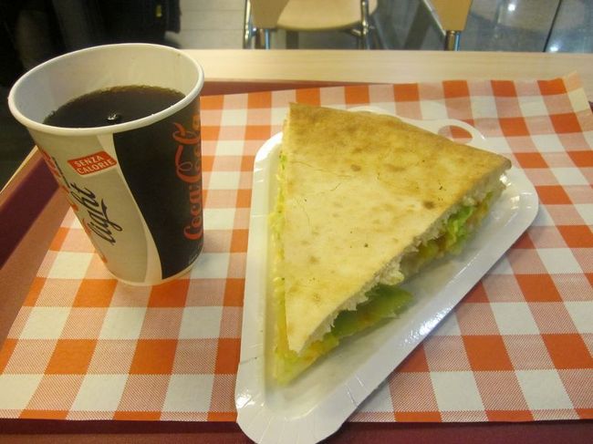 ･･･と思っていたら、無料の飲み物とスナックが配布されました。