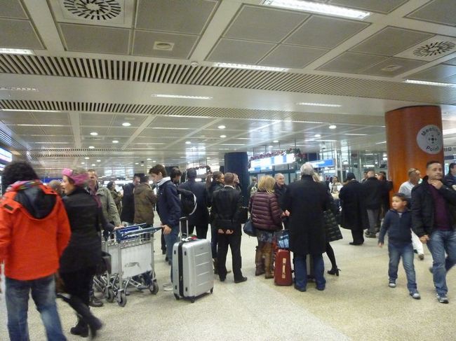 約2時間半で、ローマ・フィウミチーノ空港に到着です。<br /><br />この後は、世界遺産・ピサに移動します。<br />http://4travel.jp/traveler/satorumo/album/10743921/<br />