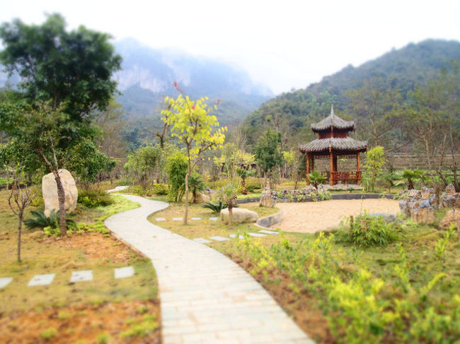 村中心部にある公園。建築中の家が多い民家と違って、この公園は立派に手入れされている。これもなんだか観光客を呼び寄せたいっていう商売の匂いがする。