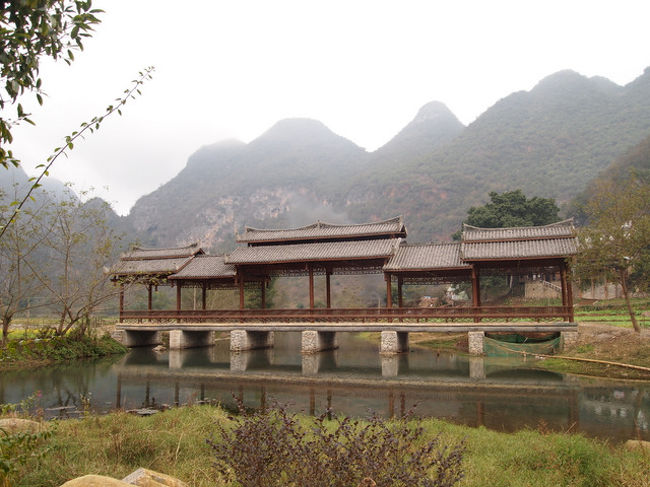 村中心部にある橋。