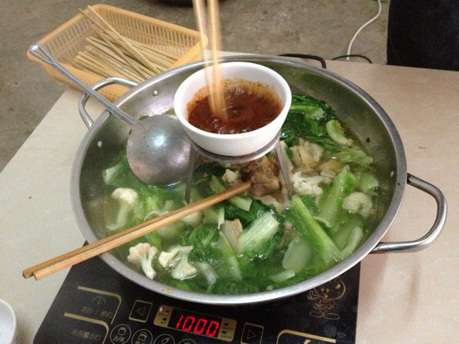 宿で昼食をご馳走になりました。<br /><br />鍋で野菜と豚。豚はバラとトン足が入っていました。中央には辛いタレ。
