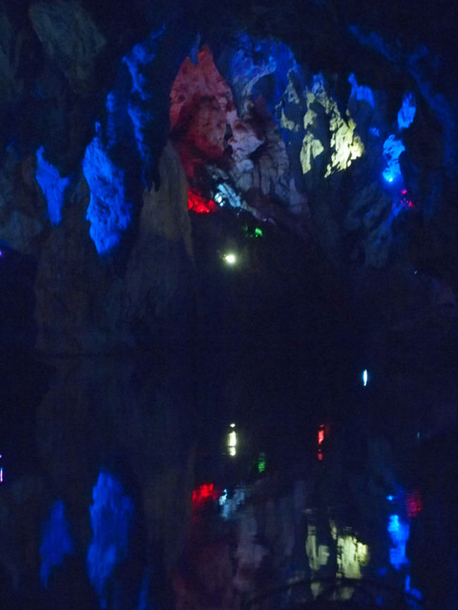 けばけばしい。