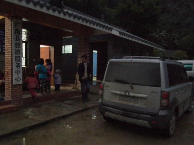 だんだんあたりが暗くなってきたころに民家か宿泊施設が見えてきた。こんな辺鄙な場所にも人は住むんだなぁ。将来的に観光客を見込んでか建物の建築をしていた。商売っけがぷんぷんします。