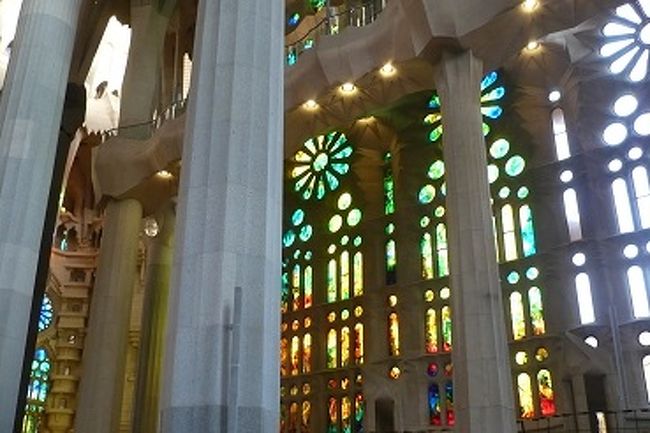 内部、<br />完成時には全面がステンドグラスで埋め尽くされるのだろう。<br />どんなに光の美しいことだろうなぁ…