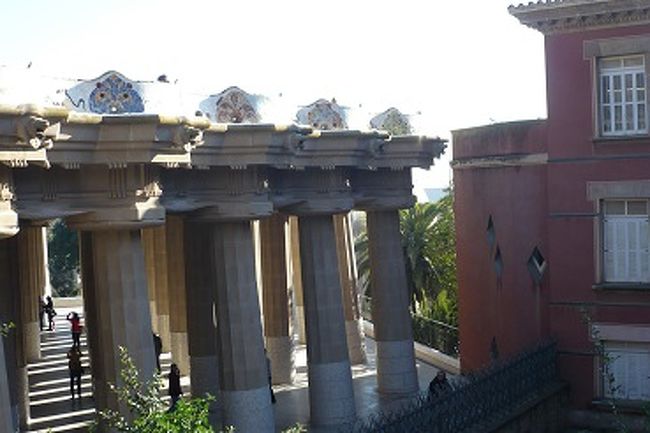 右の建物は、小学校だとか。<br />こんな環境で学べたら、<br />皆、ガウディーになれるかも？！