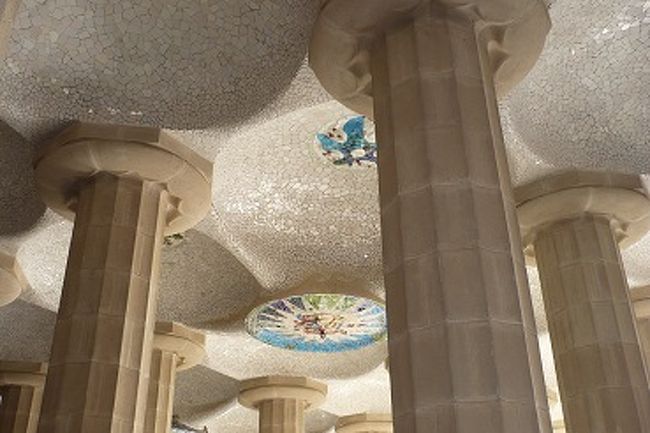 天井や壁など、コーヒーカップや食器の廃材、<br />タイルなどの廃材が使われていて、<br />エコの走りですね＾＾<br />これはヒントになりました。