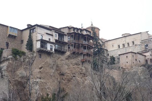 クエンカの宙づりの家、<br />周りは圧巻です。