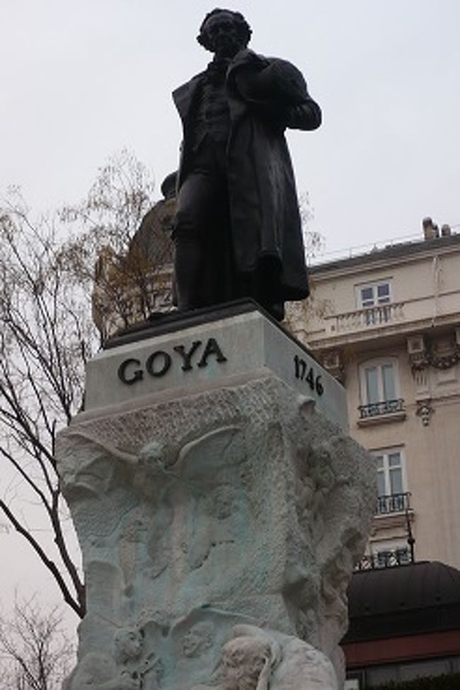 私が好きなゴヤの銅像。<br />中は撮影禁止。<br />持ってる本に載ってなかった犬の絵が、<br />なんとも心をうたれました。<br />シンプルです。<br />砂に埋もれて首だけ出してキョトンとしてるの。<br />時間が足りなくて〜〜；；<br />観たいのが観れてない；；<br />