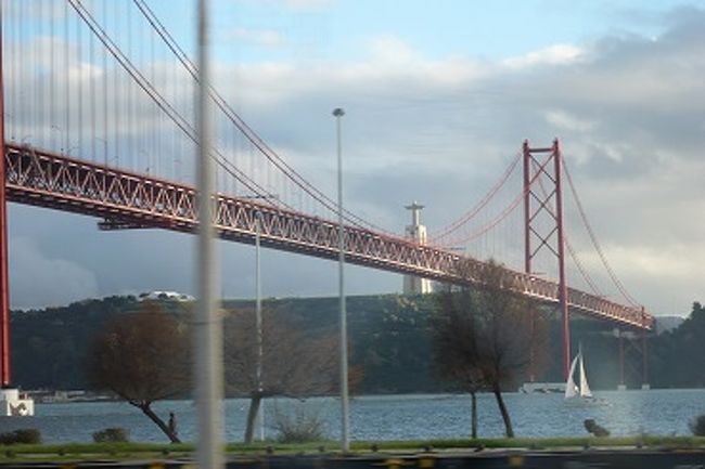 ４．２５橋の向こうにはリオにあるような、<br />両手を広げたキリスト像。